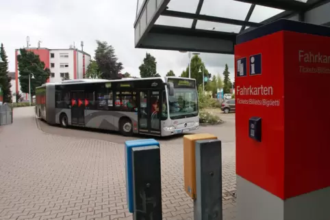 Ersatzverkehr am Haltepunkt Maximiliansau-West. 