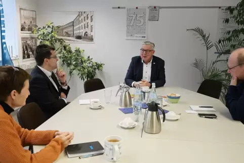 Rodalbens Bürgermeister Wolfgang Denzer (Mitte) im Gespräch mit den RHEINPFALZ-Redakteuren Mechthild Treusch, Andreas Ganter und