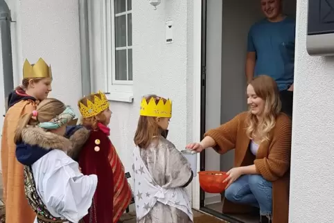 Die Sternsinger Lilli, Rosa, Emma und Malin verteilten in Miesenbach den Segen und sammelten Geld für die Kinder in Indonesien.