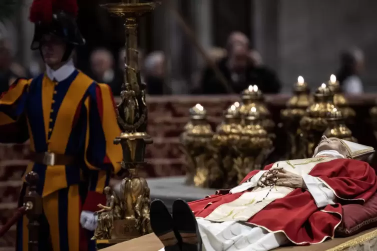 Benedikt XVI. wurde im Petersdom aufgebahrt, die Regel dafür gibt das Protokoll des Vatikans vor.