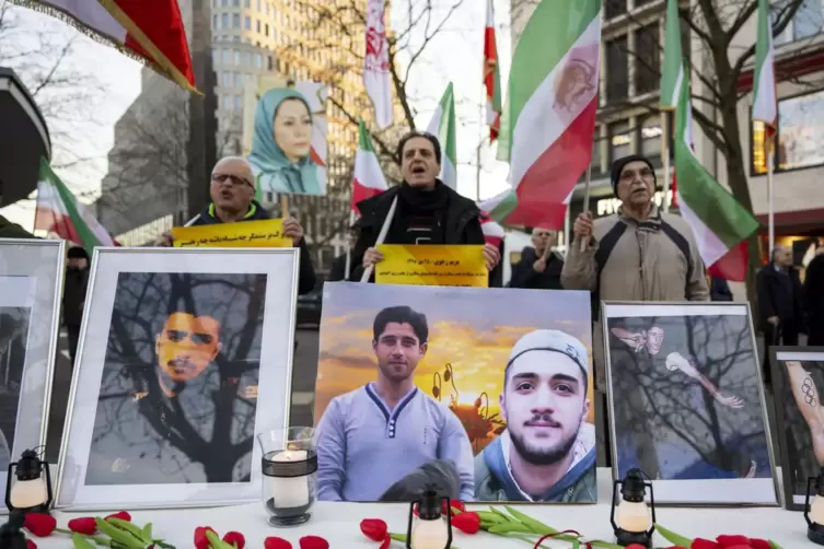 Protest in Berlin: Auf Fotos sind bei einer Kundgebung die zwei hingerichteten Demonstranten im Iran zu sehen.