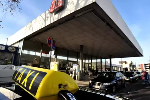 Bahnfahrer müssen in den kommenden Wochen am Bahnhof bei einzelnen Linien in Busse einsteigen. 