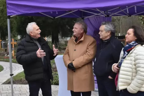 Ortstermin auf dem Friedhof (von links): Claus Litz, Michael Wagner, der für den Friedhof zuständige Schifferstadter Beigeordnet