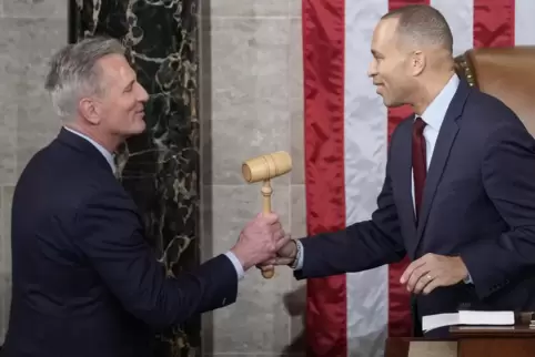  Der Republikaner Kevin McCarthy (links), neuer Vorsitzender des US-Repräsentantenhauses, erhält den symbolträchtigen Hammer vom