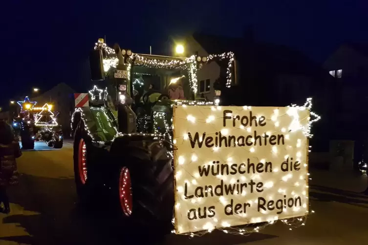 Lichtblick: Bei der „Ein-Funken-Hoffnung-Tour“ fahren kurz vor Weihnachten 106 Traktoren durch Speyer und einige Umlandgemeinden