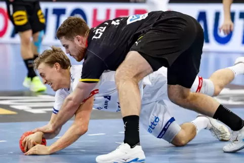 Erneut ein harten Kampf gegen Island: Hier rangelt Kapitän Johannes Golla (dunkles Trikot) in seinem 50. Länderspiel mit Gisli P