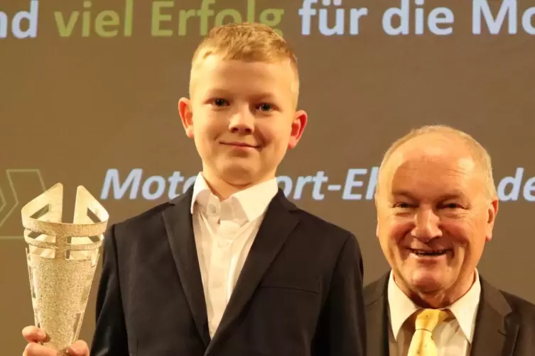Lorenz Bang gewann die Rookie-Wertung in der deutschen Supermoto-Meisterschaft, rechts ADAC-Sportleiter Friedhelm Kissel. 