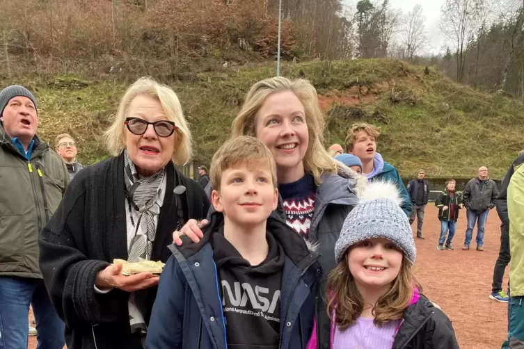 Aus Melbourne angereist: Eddi und Anni mit Mutter Cassandra und Gro&szlig;mutter Alwine Sauerbrunn. 