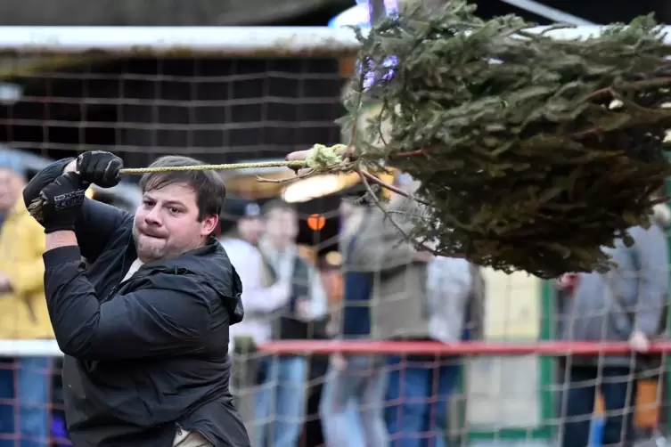In Weidenthal flogen wieder Weihnachtsbäume durch die Luft. 