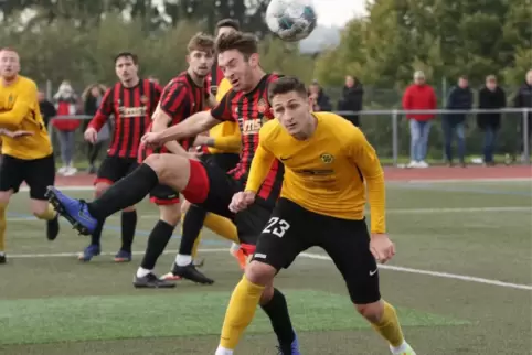 Miguel Deho (in Gelb-Schwarz), Innenverteidiger des SV Hermersberg. 