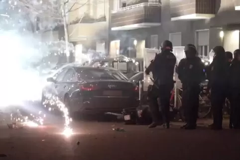 In Berlin wurden Polizisten mit Feuerwerkskörpern angegriffen.