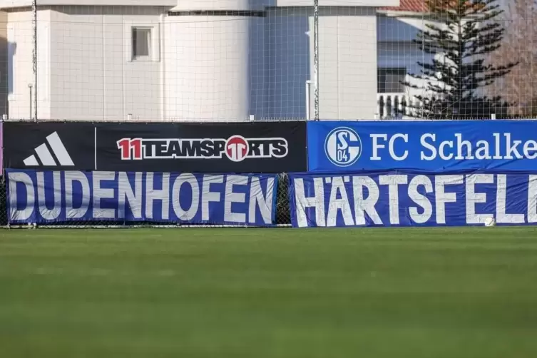 Auch in Belek im Trainingslager des FC Schalke 04 h&auml;ngt Michael malmer seine Fahne auf.
