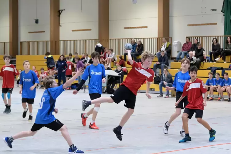 Turniersieger: Das Gymnasium am Kaiserdom (rot) gewinnt gegen das Schwerd-Gymnasium.