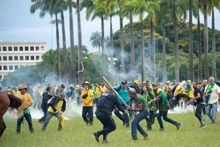 Anhänger des abgewählten Präsidenten Bolsonaro im Kampf mit der Polizei in Brasilia.