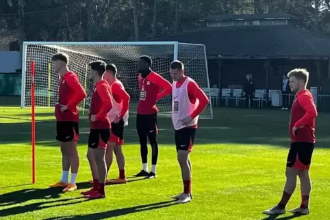 Aaron Opoku (Dritter von rechts) stieg am Montag wieder ins Mannschaftstraining ein. 