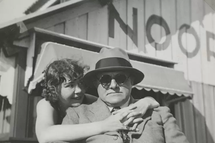 Man k&ouml;nnte es Generaldirektorengehabe nennen: Max Beckmann in Anzug und Schlips mit seiner Frau &bdquo;Quappi&ldquo; auf einem privaten Schn
