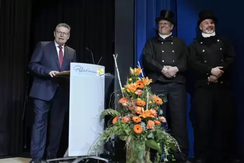 An der Seite von Bürgermeister Hans-Dieter Schneider: die Schornsteinfegermeister Michael Rutz und Michael Fußer.