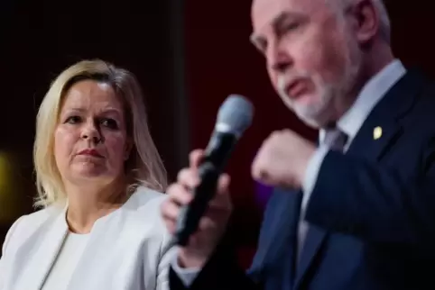 Der Vorsitzende des Beamtenbunds, Ulrich Silberbach, fordert auch von Bundesinnenministerin Nancy Faeser mehr Unterstützung für 