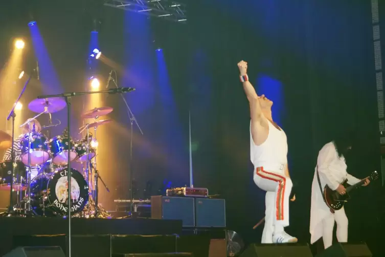Rob Comber, das authentische Mercury-Double, reckt den Arm in die Luft; rechts daneben sein Bandkollege, der Gitarrist Christoph