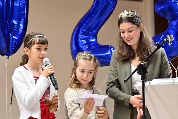 Grußworte sprachen die Diedesfelder Weinprinzessin Lara Glas (rechts) und die Traubensaftprinzessinnen Katharina und Elisa (von 