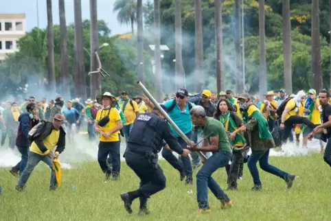 Anhänger des rechtsextremen Ex-Präsidenten Jair Bolsonaro kämpfen am Sonntag gegen die (spärlich) vorhandene Polizei. 