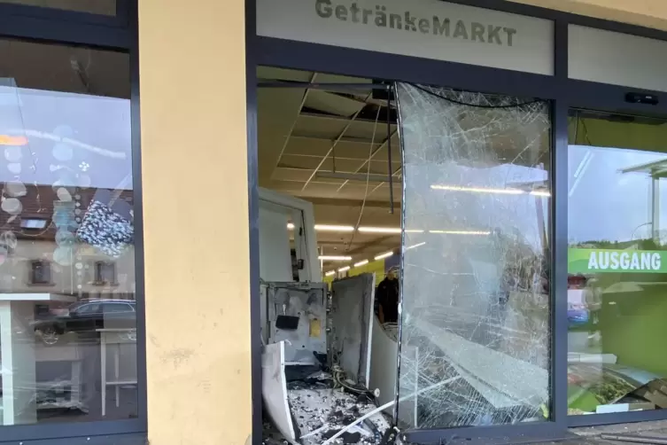 Die Glasscheibe ist zerborsten, von dem Automat ist nur noch ein Haufen Schrott &uuml;brig. 