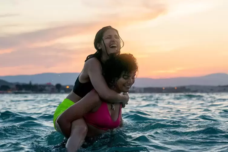 Eine Szene aus dem „Netflix“-Film „Die Schwimmerinnen“. Er erzählt die Geschichte der syrischen Geschwister Yusra und Sara Mardi