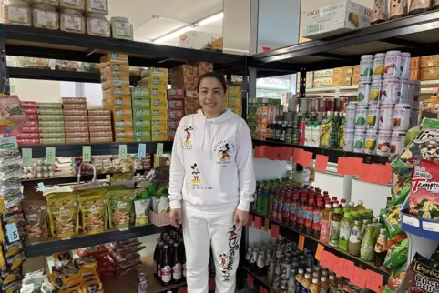 Thanaphon Prayoonkham, die Mutter der Inhaberin, ist vorwiegend im Laden tätig. 