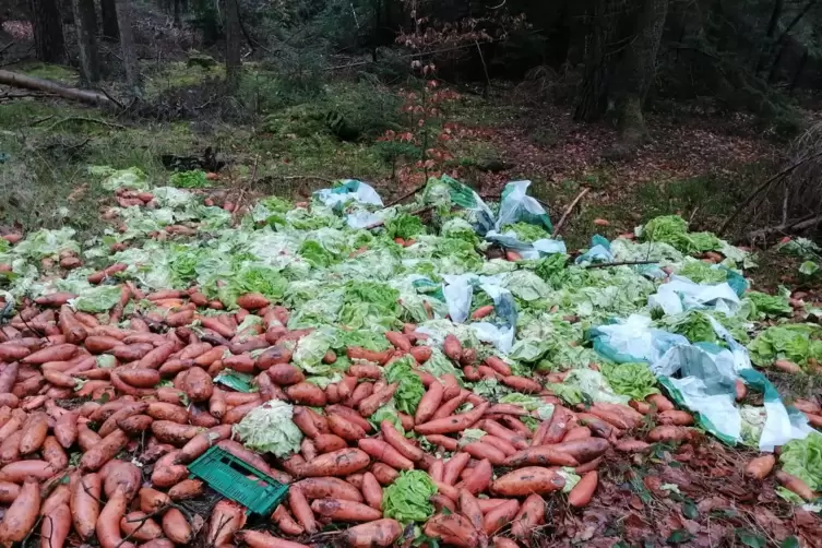 S&uuml;&szlig;kartoffeln und Salat wurden ebenfalls ausgeleert.