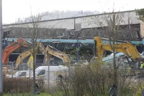 Eine frühere Opel-Halle muss für die Batteriezellfertigung weichen. Vorarbeiten für den Rückbau sind erledigt. 