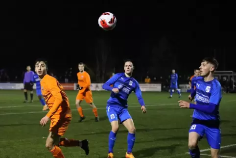 Bitteres Ende 2022: FC Speyer 09 (orange) verliert auch das Heimspiel gegen Zeiskam.