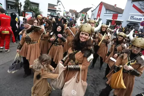 Jockgrimer Wikinger beim Umzug in Wörth 2020. 