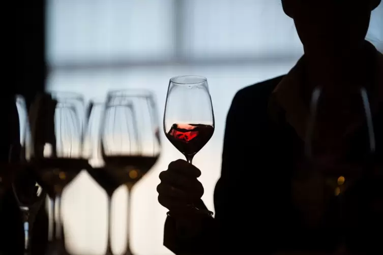 Farbe und Aroma eines Weins beeinflussen den Geschmack.