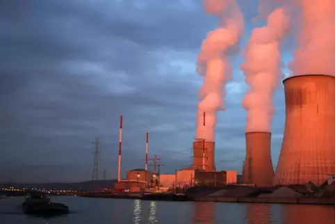 Dampf steigt aus den Kühltürmen des Atomkraftwerks Tihange. 
