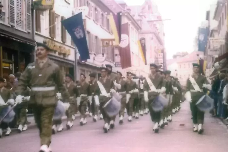 Das franz&ouml;sische Milit&auml;r ist beim Festumzug mitmarschiert. 