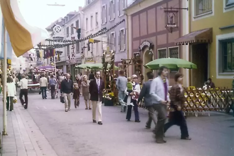 Die K&ouml;nigstra&szlig;e lud zum Flanieren ein. Man konnte vor den Gastst&auml;tten auf der Stra&szlig;e sitzen. 