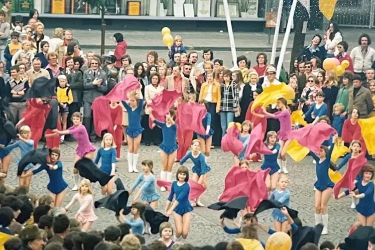 Auf dem Rathausplatz gibt es eine Tanzauff&uuml;hrung. 