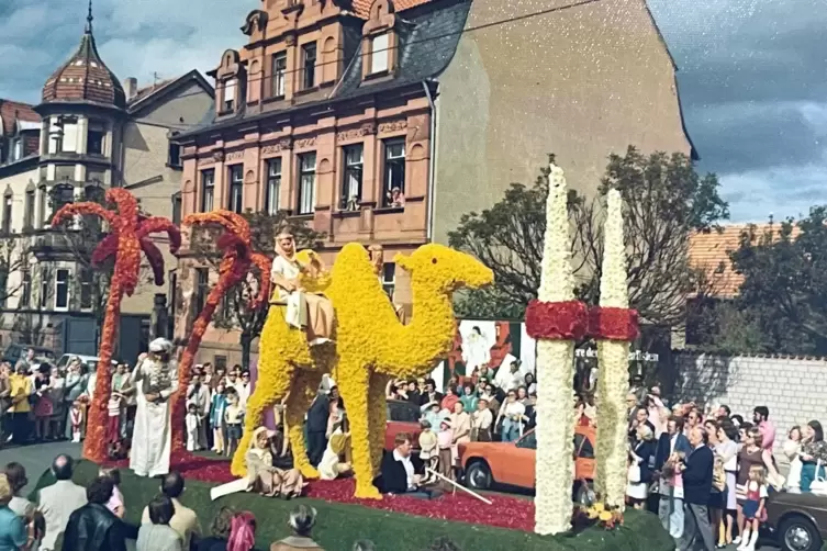 Szene vom Blumenkorso. 