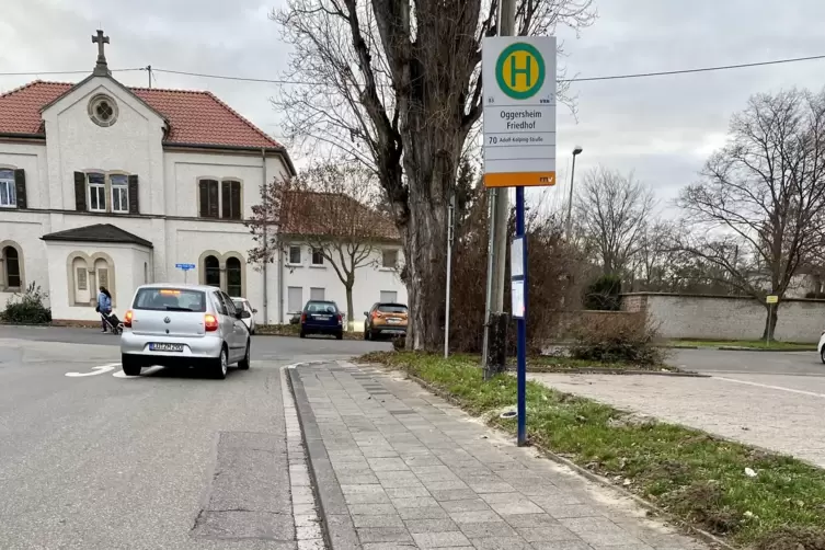 Triste Stolperfalle: die Bushaltestelle am Friedhof.