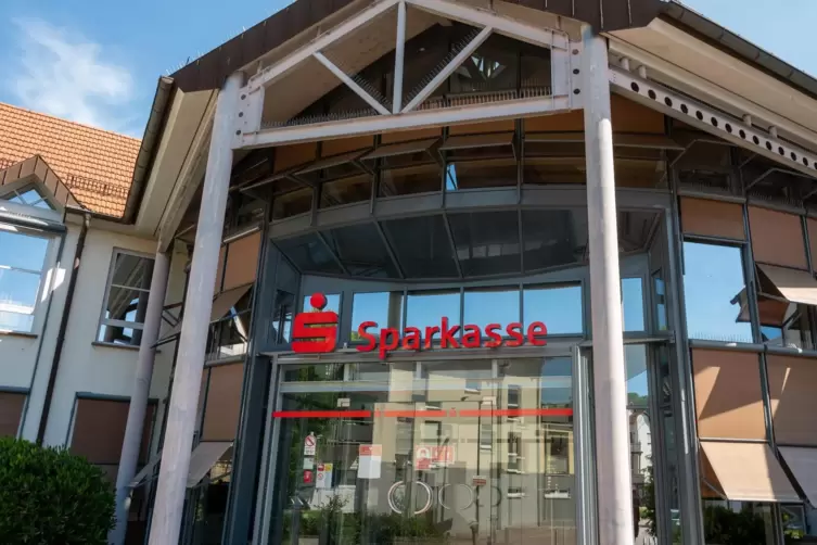  Mitte 2021 erbeuteten Unbekannte knapp 95.000 Euro, nachdem sie den Automaten der Kreissparkassen-Filiale in Glan-M&uuml;nchweiler g