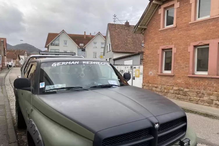 Auch der Pickup gegen&uuml;ber des Hauses tr&auml;gt einschl&auml;gige Dekorationen. 
