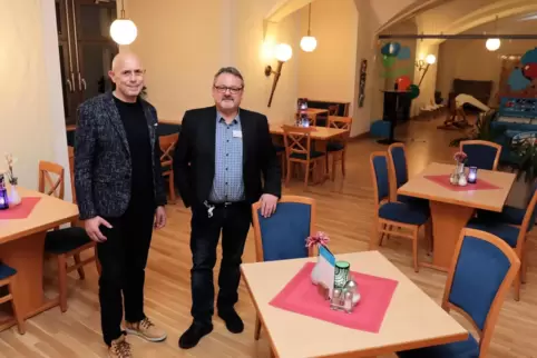 Mit den Jugendherbergen geht es wieder bergauf, sagt der Vorsitzende des Landesverbandes Jacob Geditz (links), als er Thomas Smi