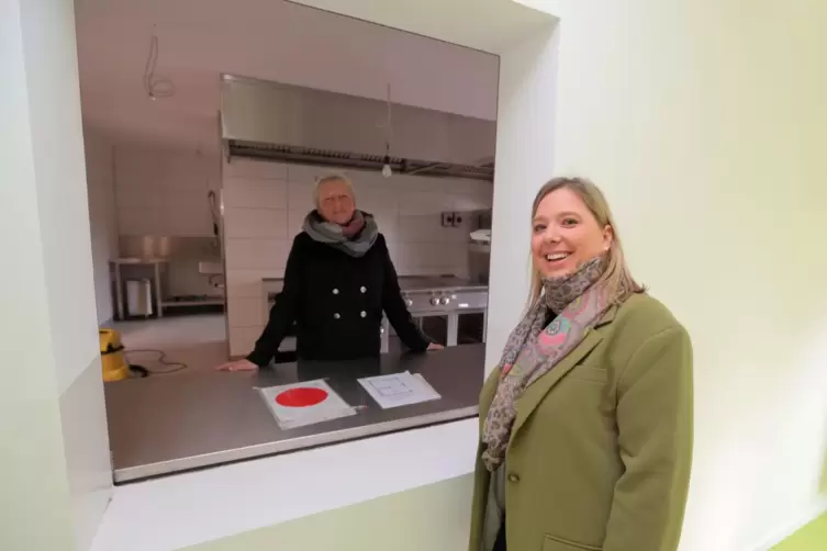 Die Profi-Küche für die Kita ist fast fertig, Einrichtungsleiterin Irene Jennes schaut hinaus und die neue Kinderschutzfachkraft