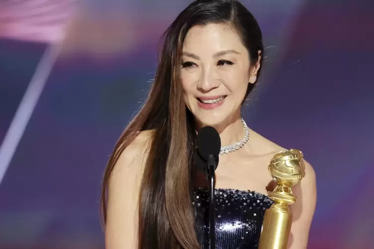 Gewann als beste Hauptdarstellerin in einer Kom&ouml;die: Michelle Yeoh aus &bdquo;Everything Everywhere All at Once&ldquo;. 
