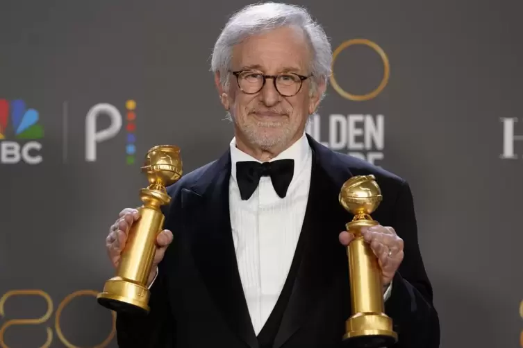 Stolz: Steven Spielberg mit seinem Regie-Globe und dem Globe f&uuml;r &bdquo;The Fabelmans&ldquo; als bestes Drama. 