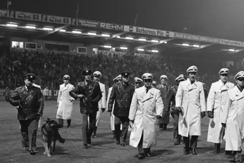 Polizei auf dem Betzenberg: Am 27. November 1976 wurde die Bundesligapartie des FCK gegen Fortuna Düsseldorf abgebrochen.