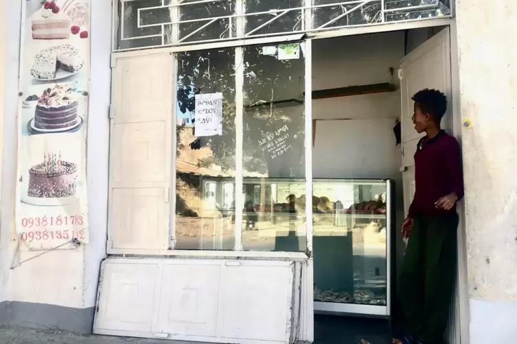 Vor einer Konditorei in Tigray steht ein junger Verkäufer. Zwei Jahre lang war die Provinz von der Außenwelt abgeschottet.