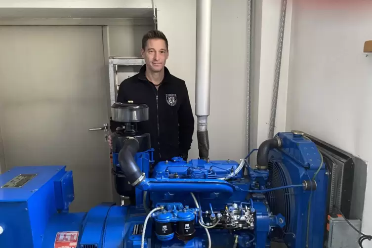 Stefan Krauch ist Abteilungsleiter f&uuml;r den Katastrophenschutz. Hier steht er beim Notstromaggregat der Hauptfeuerwache. 