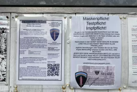 Aushänge des Mannes an seinem Hoftor geben Hinweise auf seine Nähe zu Reichsbürgern. 