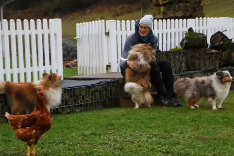 Petra Giehl mit dreien ihrer Hunde und „Huhnd“ Lotte.